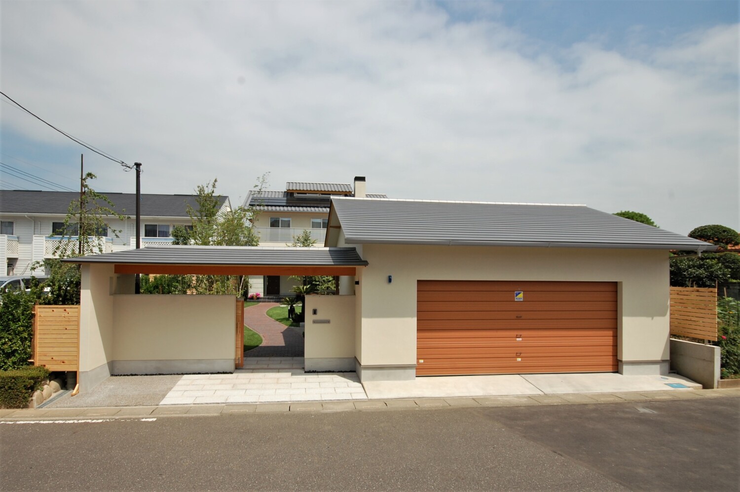 母屋棟に門ガレージ棟の切妻屋根の建物が和モダンで調和の取れた意匠設計と配置で建てられている春日部市の無垢の家 リソーケンセツの写真集 埼玉注文住宅 春日部市の工務店