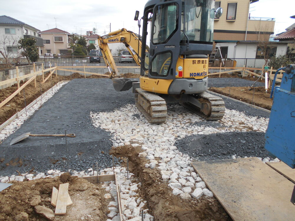 根伐り作業完了後、割栗石を敷詰めます。転圧をしくさび効果により反力をアップさせます。 割栗石の隙間に砕石（40～0㎜）を敷き込み再び転圧をかけます。