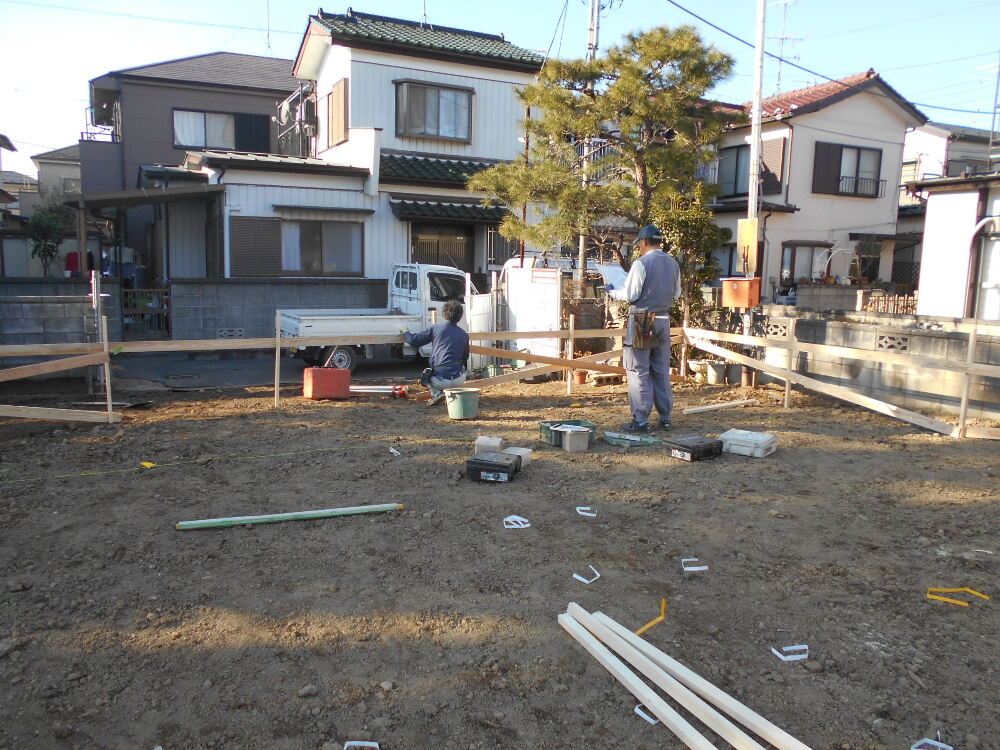 初めに、これから建つお家の正確な位置及び高さを定める目的で 精度の良い測量が大切になります。 この作業が墨出し遣り方（やりかた）と呼ばれています。