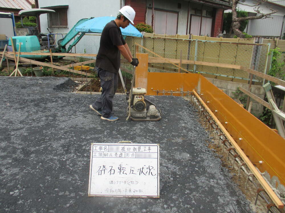 割栗石敷き込み後、石の空隙部分に砕石（４０～０）を敷き込みランマーにてよく転圧をかけます。