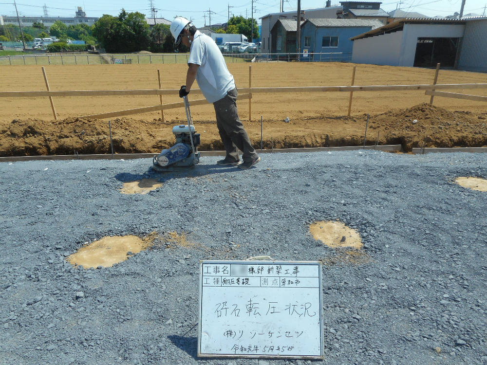 割栗石敷き込み後、石の空隙部分に砕石（４０～０）を敷き込みランマーにてよく転圧をかけます。