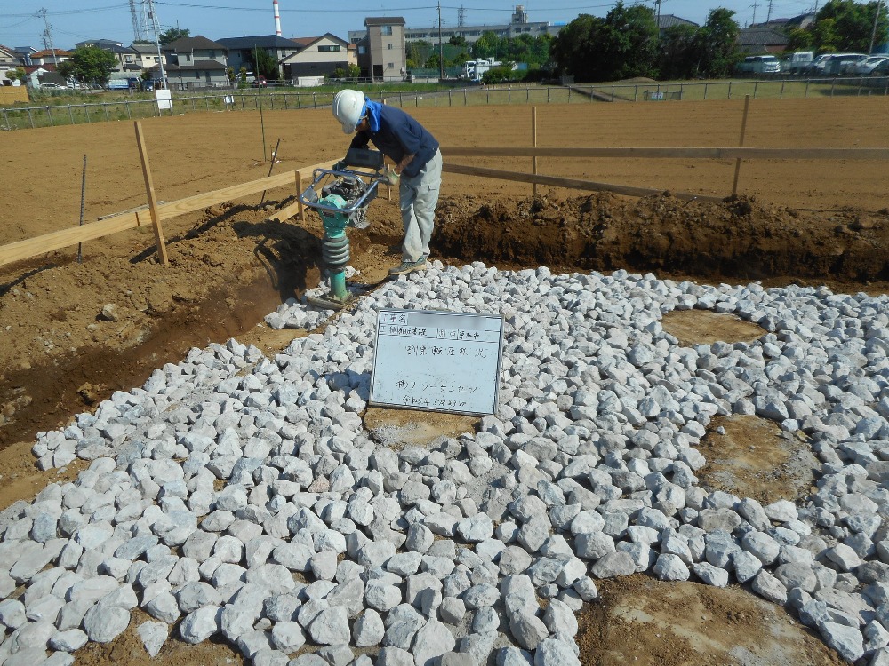 割栗石をランマーにて転圧作業の状況です。