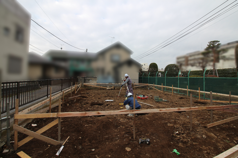 初めに、これから建つお家の正確な位置及び高さを定める目的で 精度の良い測量が大切になります。 この作業が墨出し遣り方（やりかた）と呼ばれています。