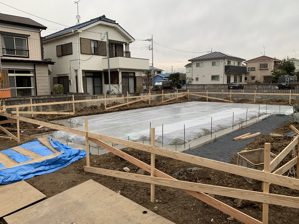 コンクリート耐圧版ベタ基礎の下部に地盤からの湿気が上がらぬ様にポリエチレンフイルムを敷き込みます。重ね部分はテープにて処理します。 根伐りをした外周部には捨てコンクリートを打設します。 基礎先端は外気と接し荷重も掛かる大切な構造部位です、建物の位置を測量し墨出し作業で確定します。