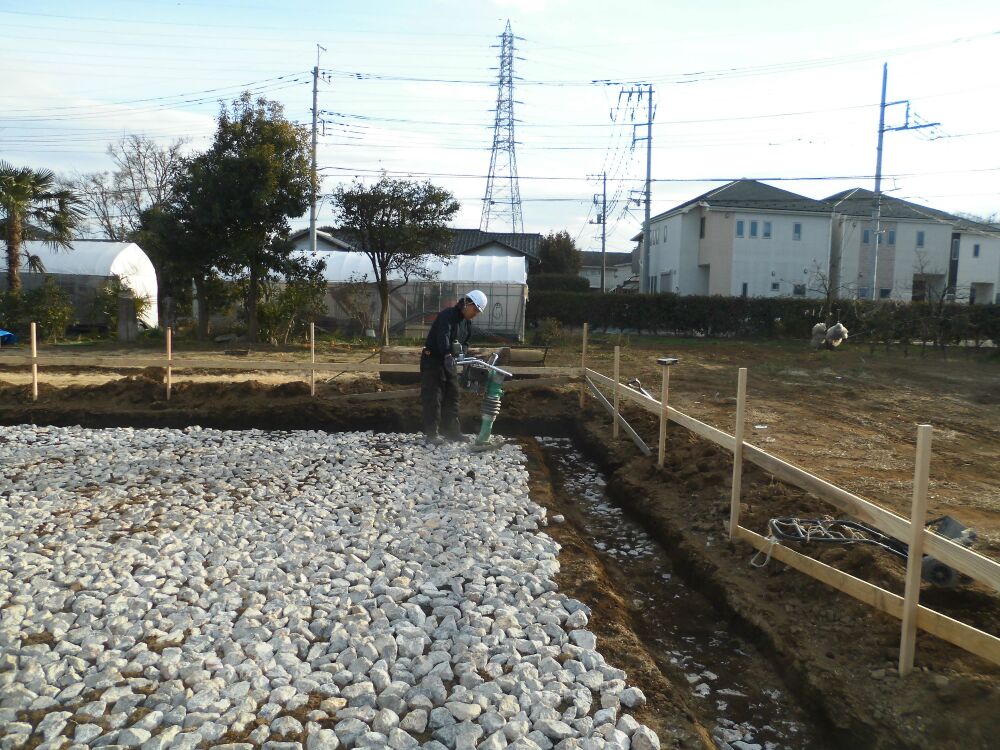 基礎工事の割栗石敷き込み