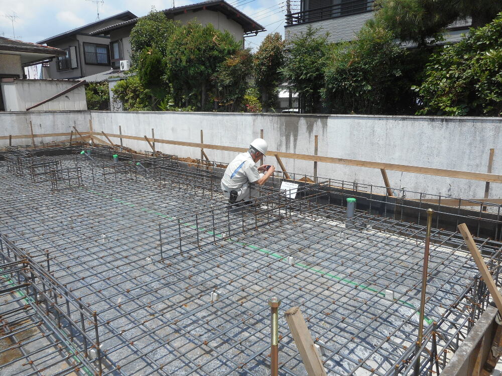 第三者機関（株）住宅保証機構の検査員のもと、第１回目の検査、基礎基礎配検査の受検が行われてます。