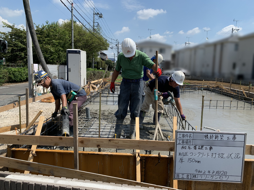 耐圧版ベタ基礎のコンクリート打設工事状況