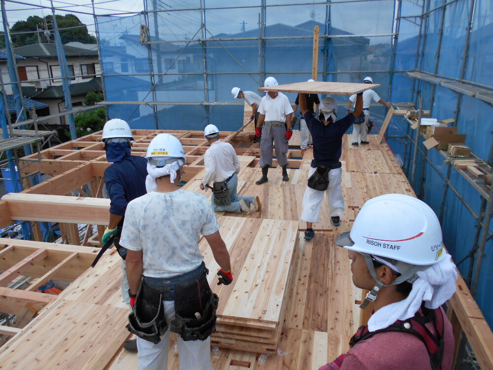 梁が組み終わり、梁の上に2階の床下地となる無垢ボードを割付通りに敷き詰めます。