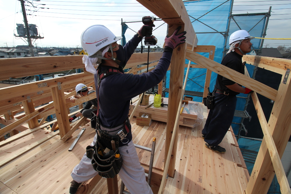 母屋同士や母屋と小屋束など、接合部は構造金物で確りと連結します。