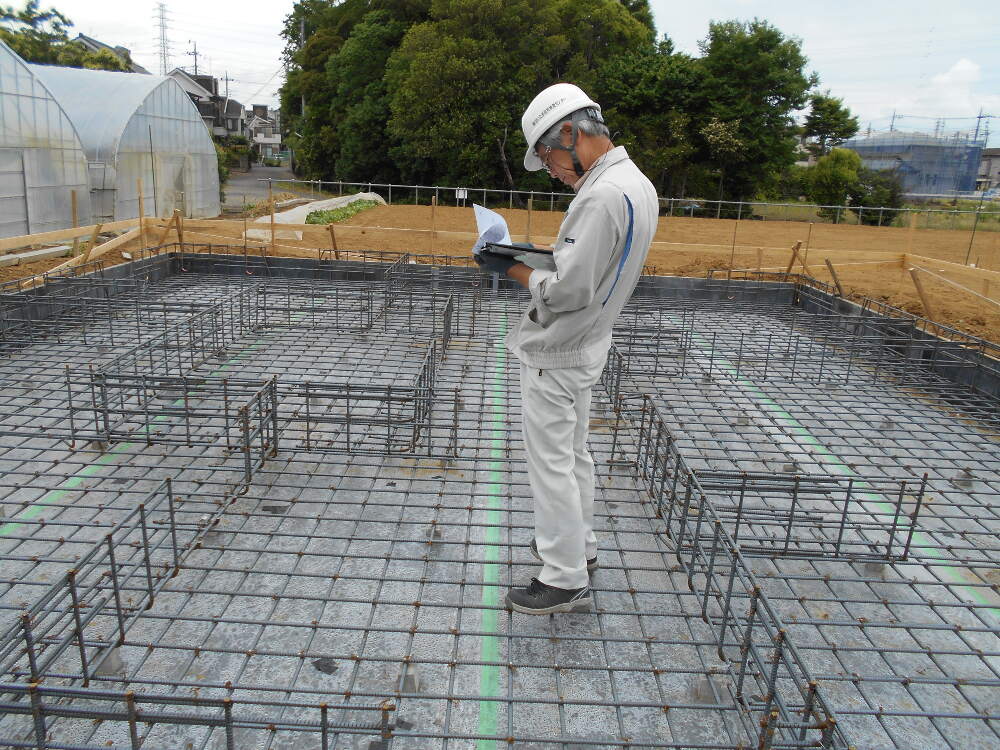 第三者機関（株）住宅保証機構の検査員のもと、第１回目の検査、基礎基礎配検査の受検が行われてます。