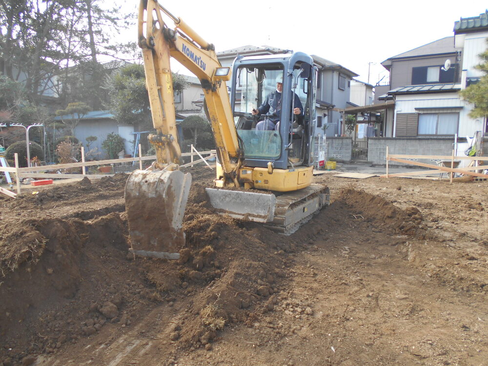 杭工事も完了し、杭の養生期間を経ていよいよ基礎の掘削（根伐り工事）の開始です。 基礎は地盤下に確りと埋め込まれます。 建物の荷重を杭に伝える大切な主要構造部位です。 確りと施工管理させていただきます。