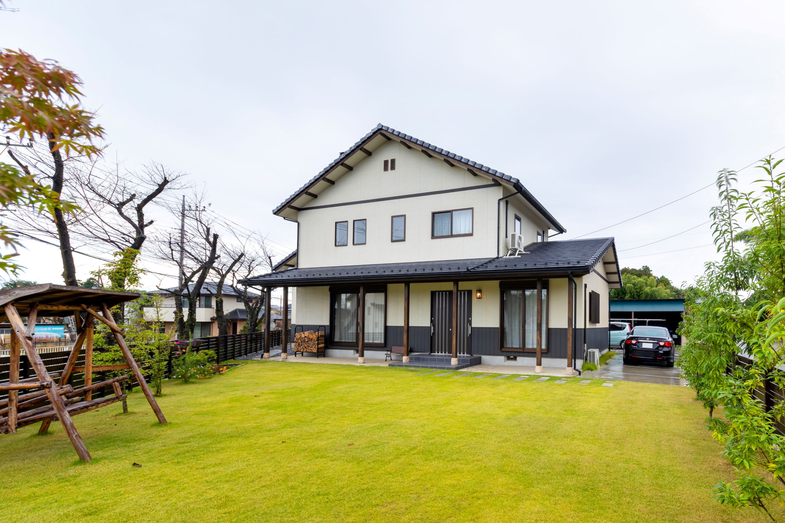 玄関前の軒下空間が古民家の風情を生み出している