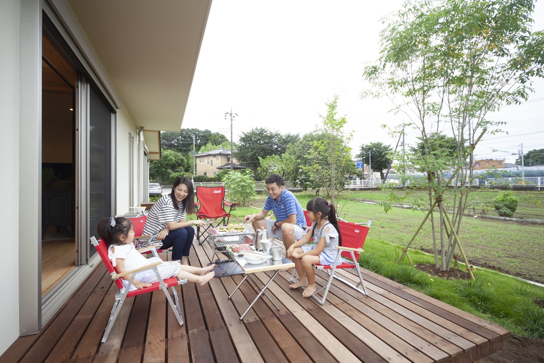 平屋建てとウッドデッキ