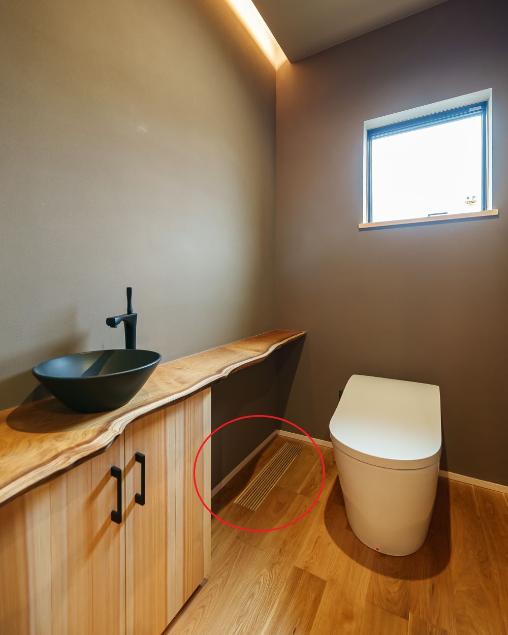 床下エアコンのガラリのあるトイレ