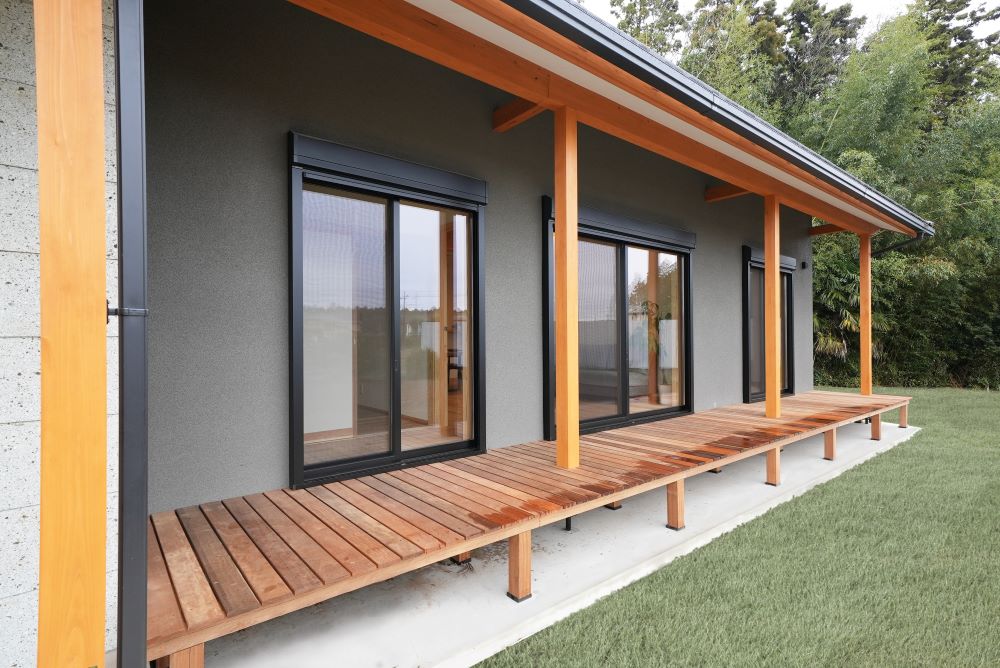 庇のある平屋ウッドデッキ