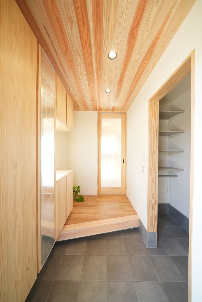 木の香り漂う玄関