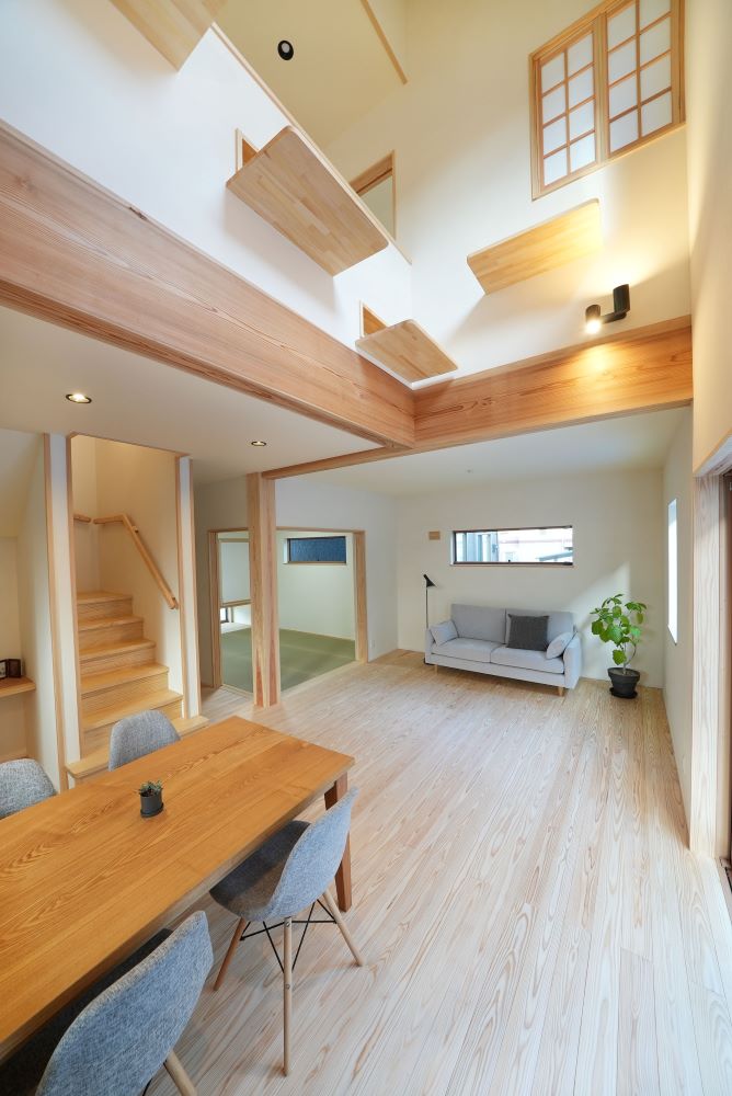 吹き抜けのある無垢の家