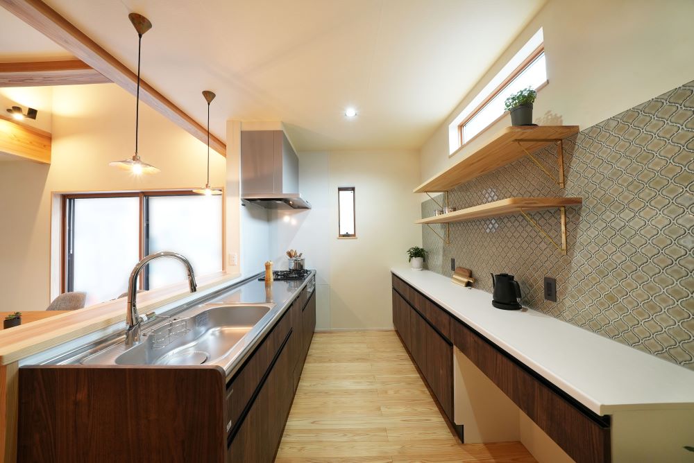 こだわりタイルがアクセントのキッチン