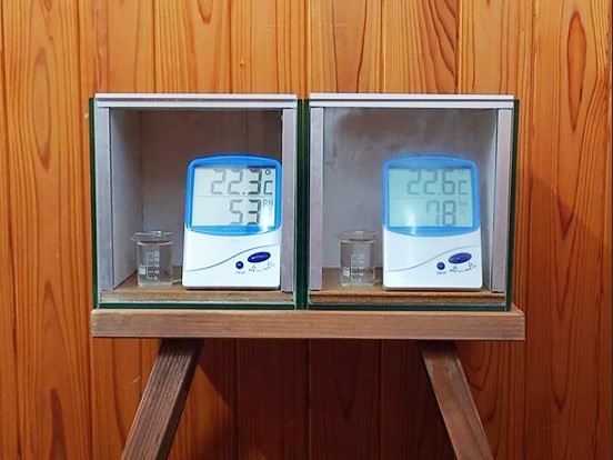 自然素材の調湿実験