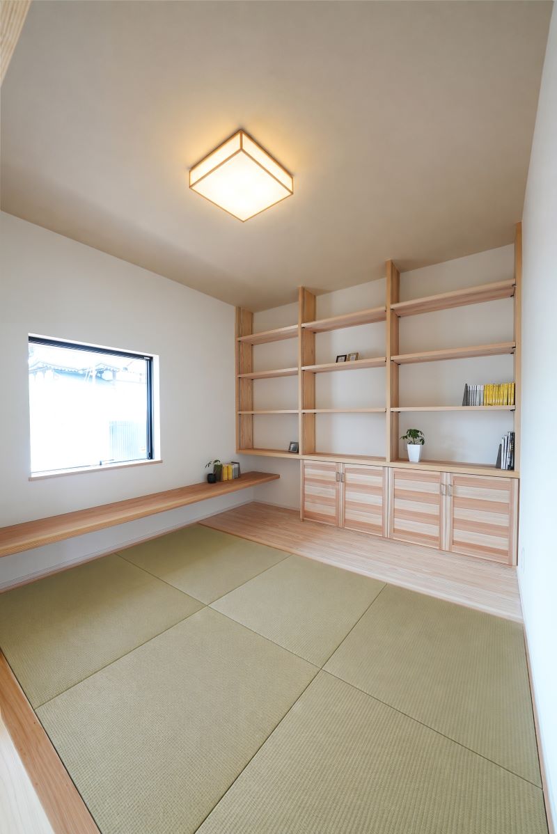 壁一面に造作本棚を設けた小上がり和室