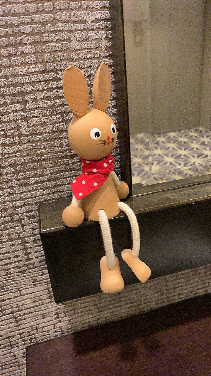 木製の置物のうさぎ