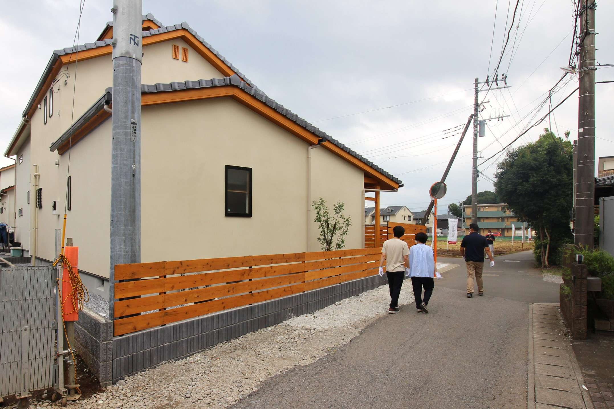 板塀と和テイスト住宅