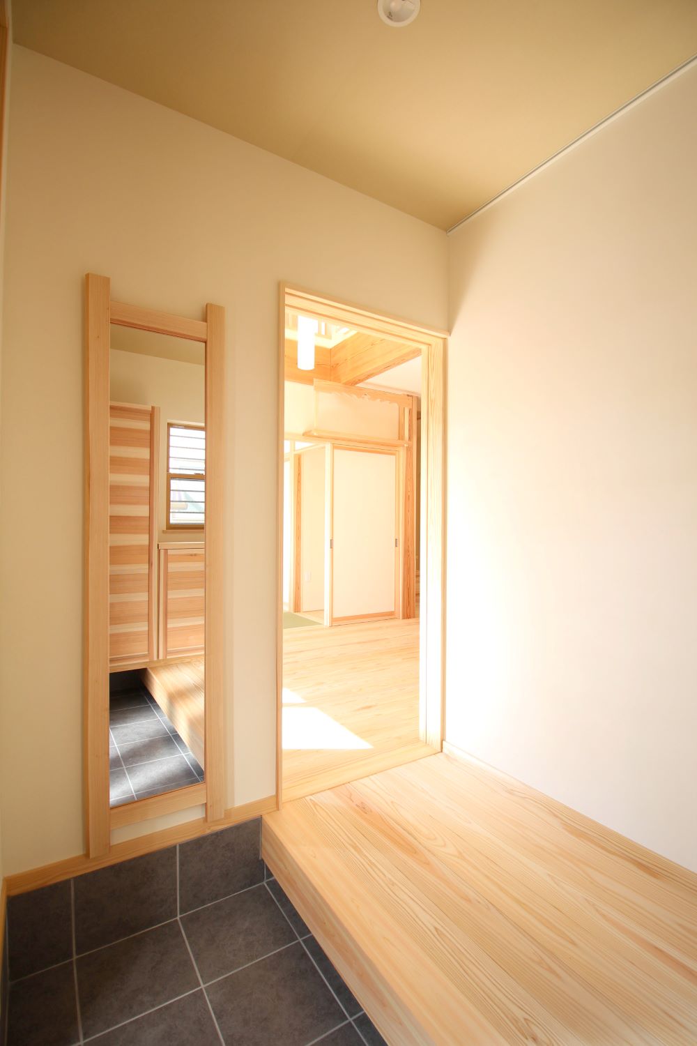 造作の姿見のある玄関