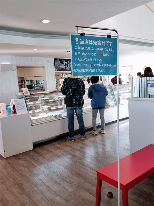 明るく開放的な店内