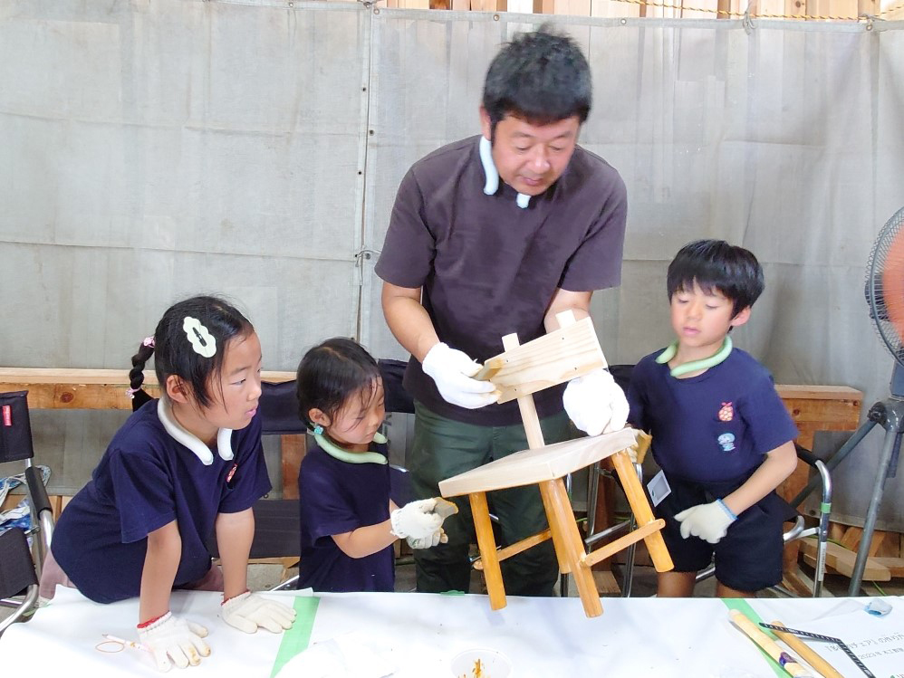 家族で椅子の塗装