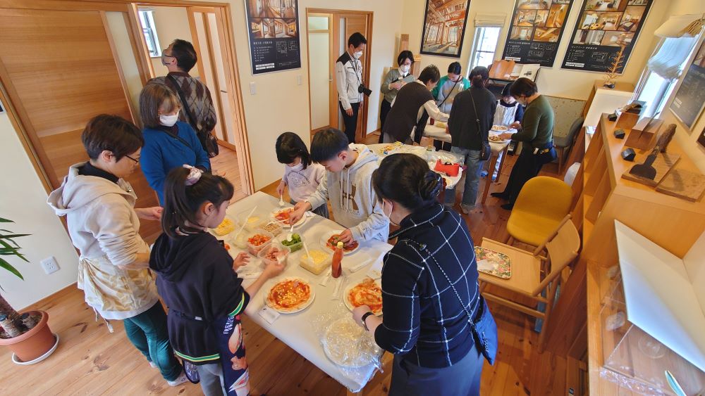薪ストーブで焼くピザ作り