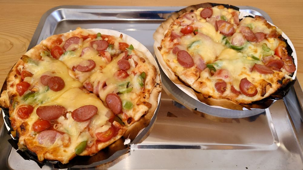 薪ストーブで焼いたピザ