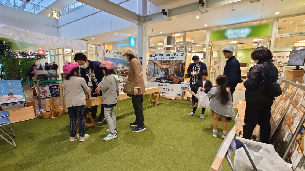 ララガーデン春日部にてかんな削り