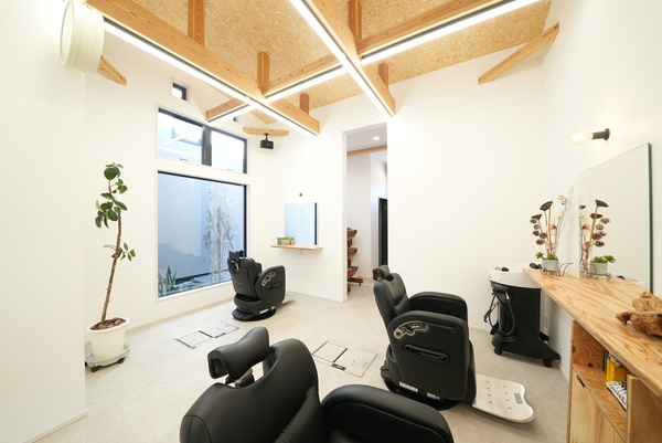 新築の理容室内装