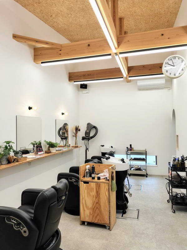 新築の理容室内装