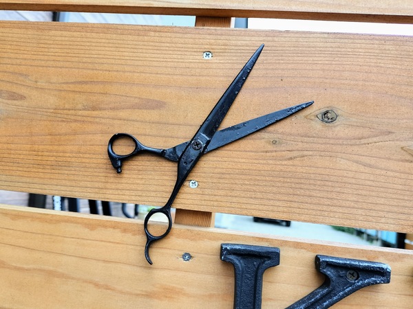 ハサミモチーフの看板