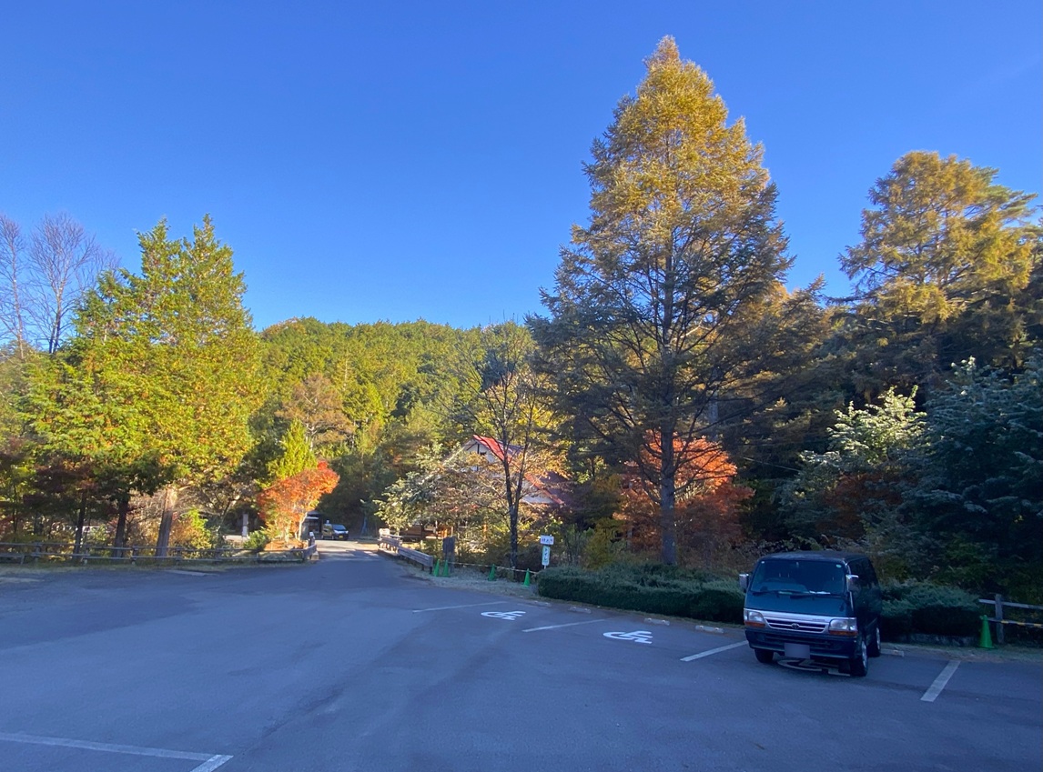 赤沢自然休養林の駐車場