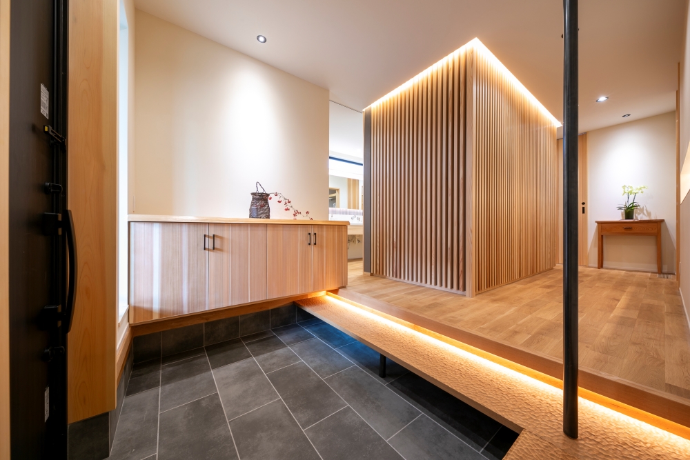 なぐり加工の玄関