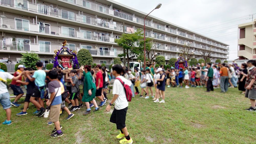 子ども神輿の様子