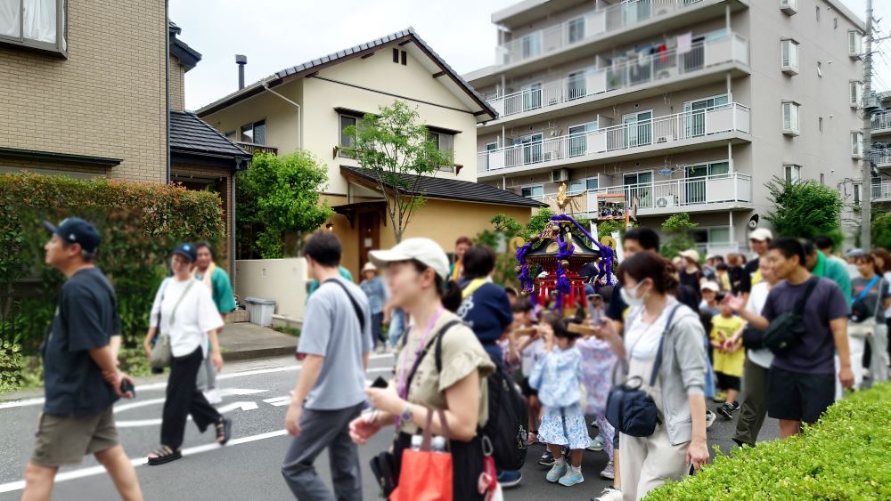 展示場前を通過する子ども神輿