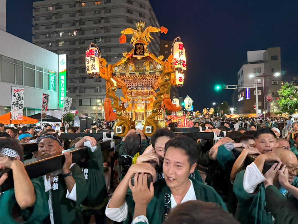 灯りが付いた神輿