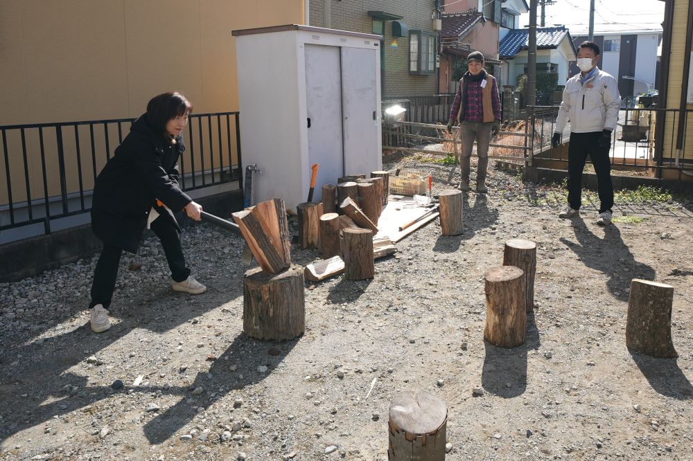 女性の方も薪割り成功