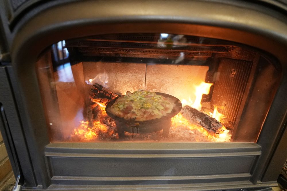 薪ストーブで焼くピザ