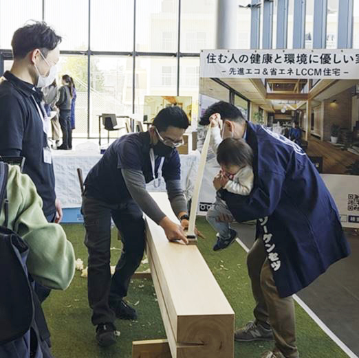 お子様のかんな削り体験の様子