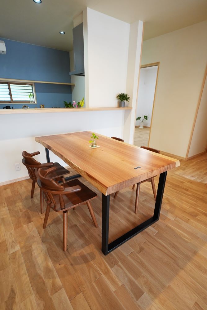 大工の造った無垢板のテーブル