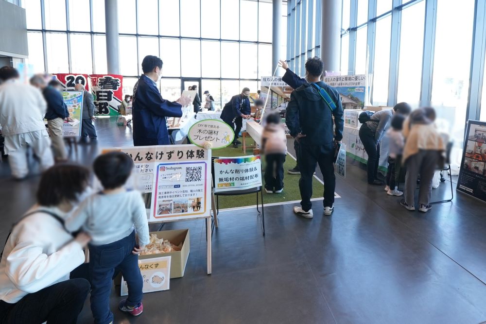 春日部市役所でかんな削り体験