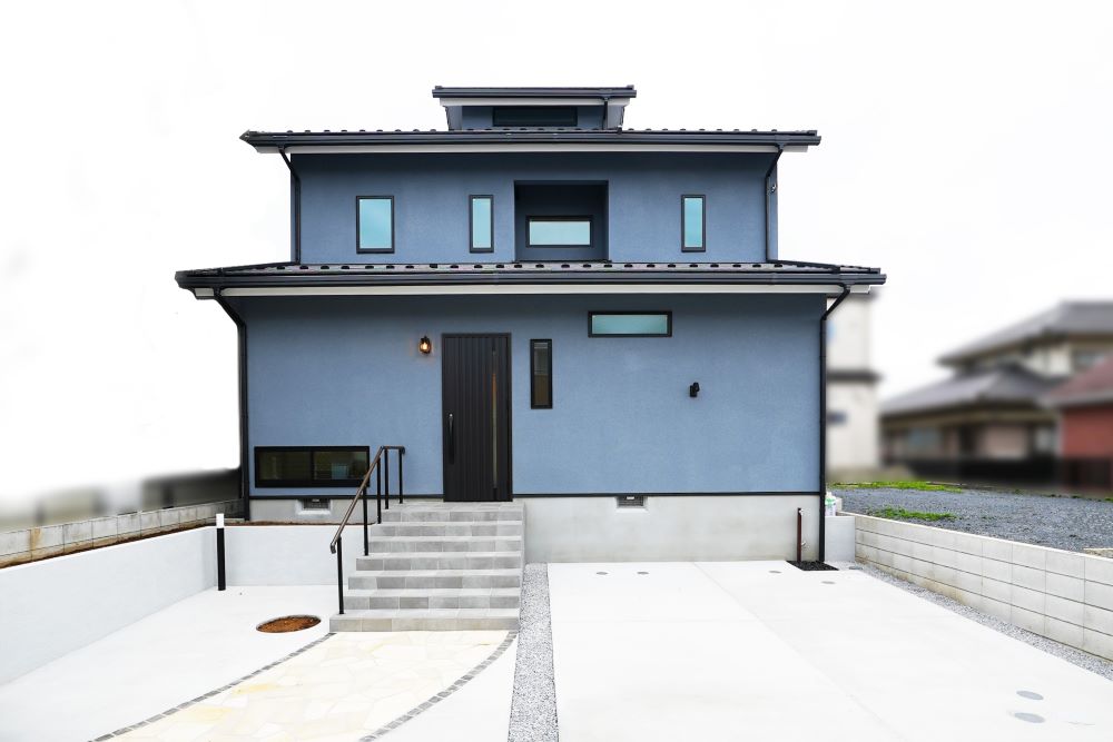 ブルーグレーのモダンな外観