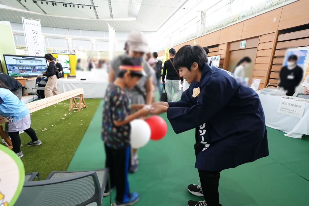 ヒノキの削りくず配布の様子