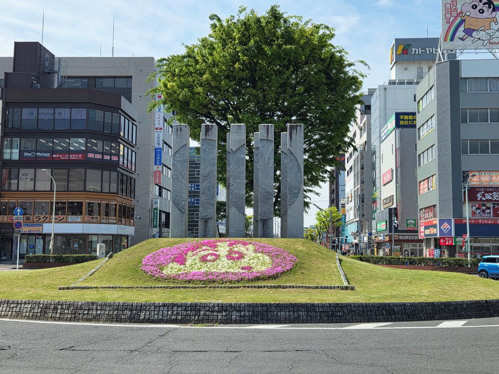 春日部駅西口のクレヨンしんちゃんフラワーアート