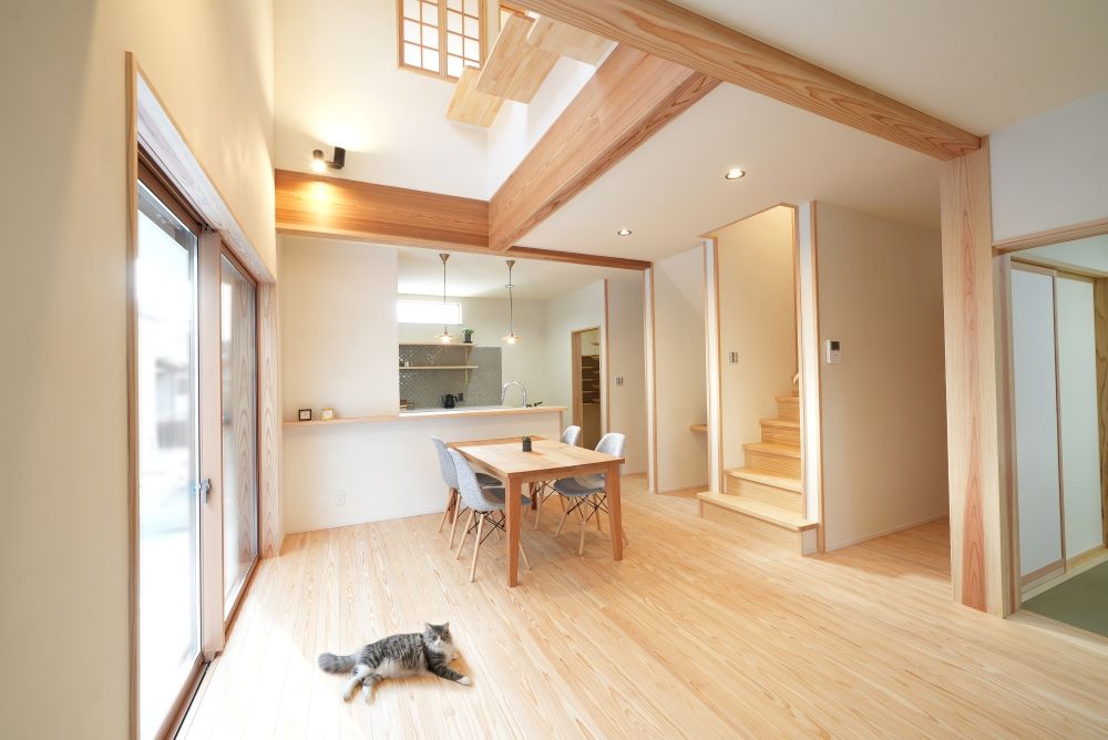 リビング上部の吹き抜けにキャットウォークがある木の家注文住宅