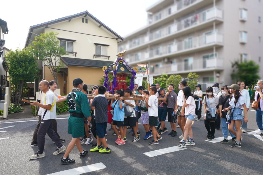 春日部市小渕展示場前を通過する子ども神輿